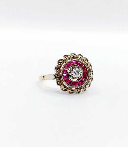 Bague 48 Bague fleur art deco or rose 18k ornée d'un diamant taille brillant entouré de rubis calibrés dans une monture finement travaillée (circa 1920) 58 Facettes A04432