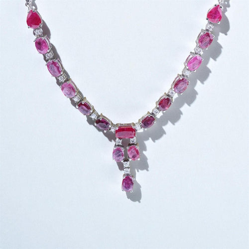 Collier Collier ras-de-cou - Collier ras-de-cou de haute joaillerie en or blanc 18 carats, rubis et diamants 58 Facettes