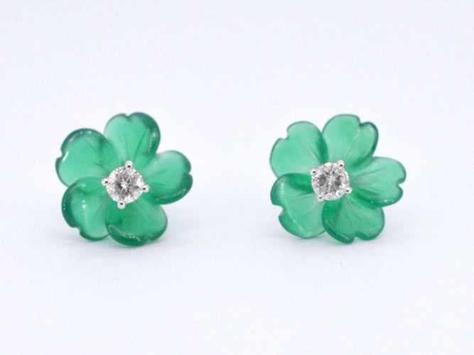 Boucles d'oreilles Boucles d'oreilles en or blanc 0,18 carat ornées d'une fleur précieuse verte et de gros diamants 58 Facettes 2258