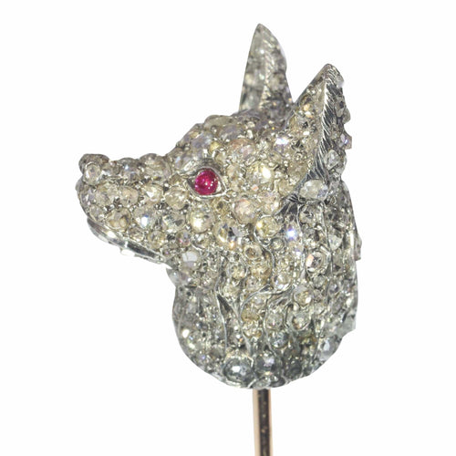 Montre Le meilleur ami du gentleman : épingle à cravate antique en forme de tête de chien sertie de diamants et de rubis 58 Facettes 22112-0167