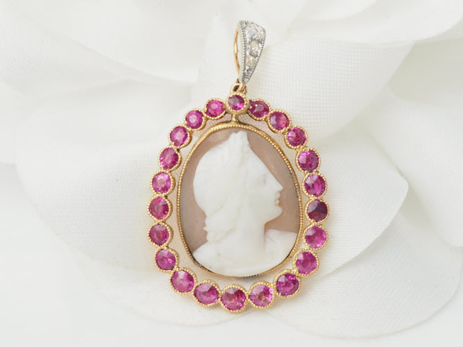 Pendentif Pendentif camée en or jaune rubis et diamants 58 Facettes 33312