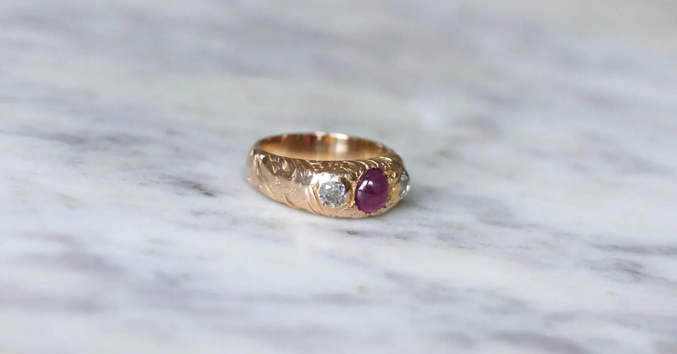 Bague jonc ciselé or rose rubis birman et diamants