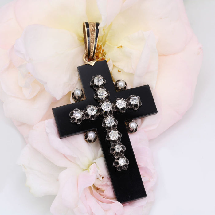 Pendentif Croix en onyx ornée de diamants et perles fines 58 Facettes 24-218