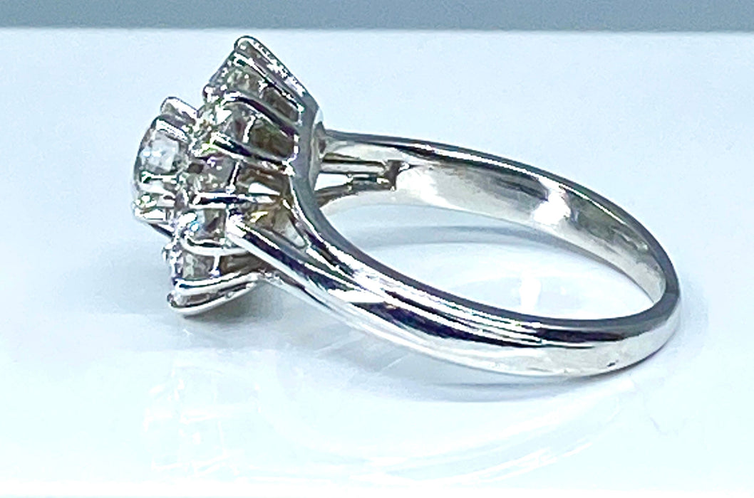 Bague marguerite en or blanc sertie de 9 diamants