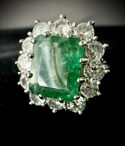 Bague 56 Bague or blanc sertie d'une émeraude de 4 carats entourée de 2,40 carats de brillants 58 Facettes