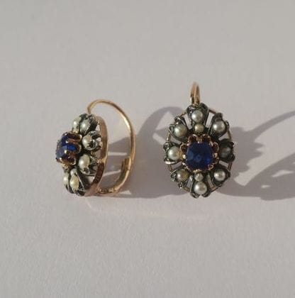 Boucles d’oreilles dormeuses marguerites saphir Verneuil perles