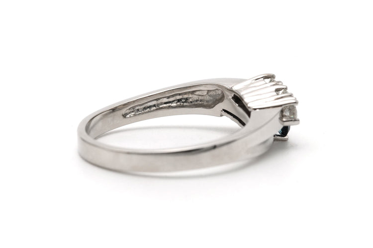 Bague 55 Bague contemporaine sertie en or blanc 18 carats et saphirs diamants 58 Facettes 23335