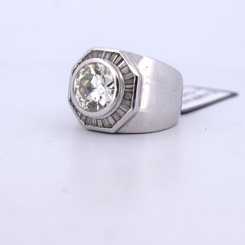 Bague 44 Bague vintage en or blanc 18 carats avec diamant central et diamants 58 Facettes