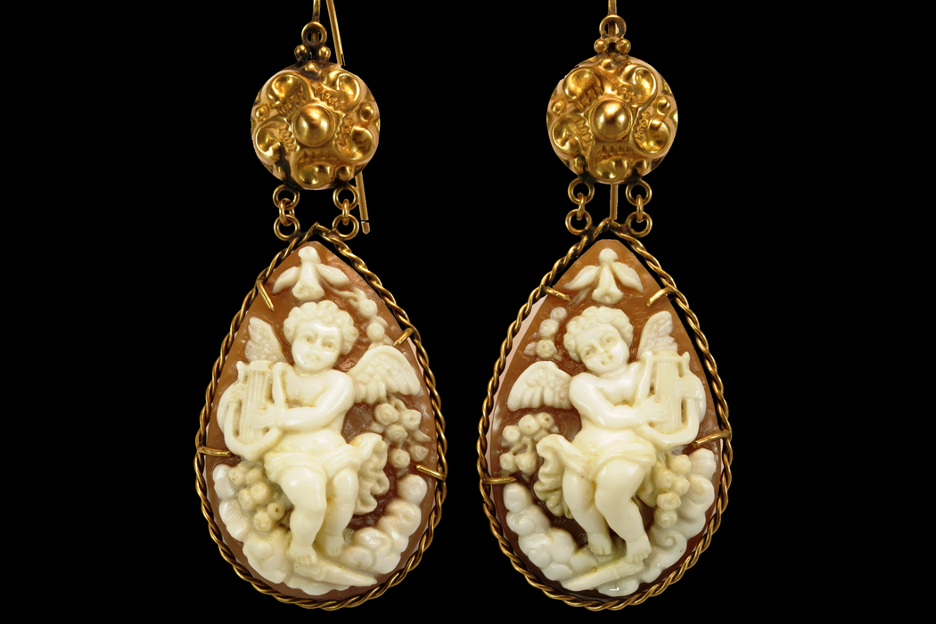 Boucles d'oreilles en or avec camées antiques