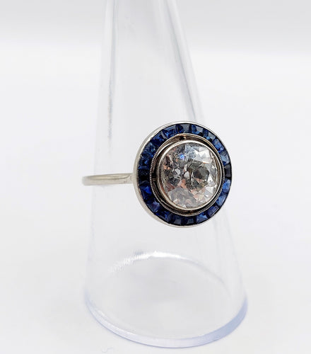 Bague 57.5 Bague cible art deco or blanc 18k diamant taille ancienne 2,40 carat et saphirs calibrés (circa 1920) 58 Facettes A06140