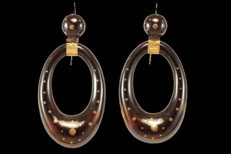 Boucles d'oreilles Antique tortoiseshell piqué gold earrings 58 Facettes 7646