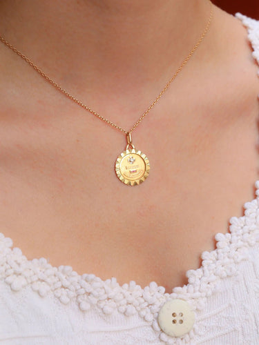 Pendentif Médaille amour Augis ronde striée Plus qu'hier moins que demain or jaune diamant rubis 58 Facettes J484