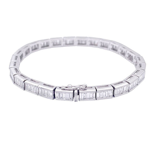 Bracelet ligne, or blanc et diamants taille baguette.