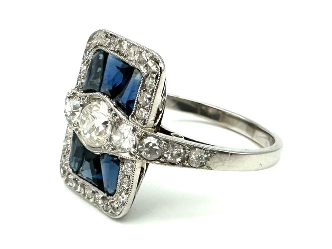 Bague Art-Déco en platine, saphirs calibrés et diamants