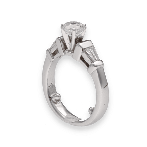 Bague 52-53 Solitaire en or gris 18 Cts avec diamant central de 1,02 Ct F-VS2 et trapezes 0,38 Ct - Certificat IGI - Taille 52-53 58 Facettes FB08338