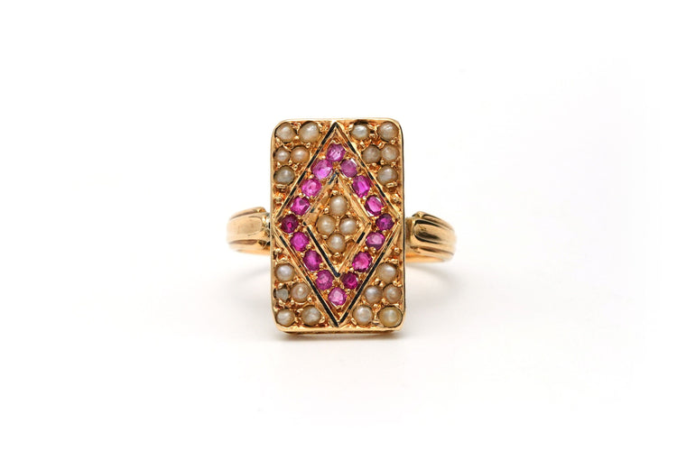 Bague Napoléon III en or jaune 18 carats sertie de rubis et de perles