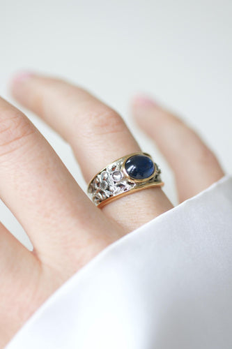 Bague 53 Bague or jaune et argent, saphir cabochon, diamants 58 Facettes