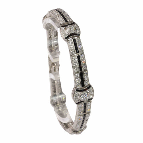 Bracelet Une déclaration éblouissante d'Art Déco : Bracelet en platine avec diamants et onyx 58 Facettes 23346-0149