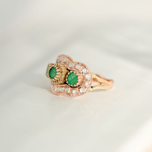 Bague 54 Bague ancienne en or rose, ornée d'émeraudes et de diamants taille rose, époque victorienne, vers 1880 58 Facettes