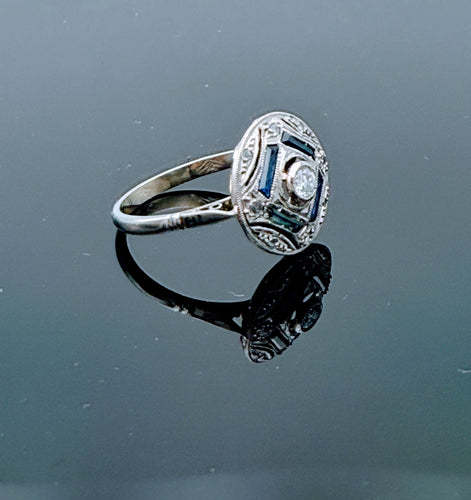 Bague ronde Art Déco en or gris et platine sertie de diamants et saphirs