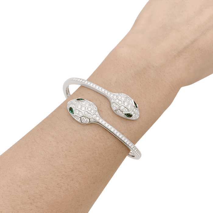 Bracelet Bulgari "Serpenti Seduttori" or blanc, diamants, émeraudes.