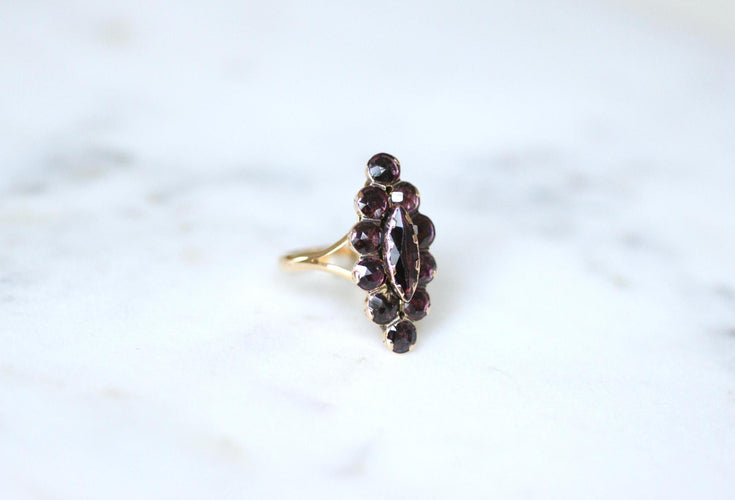 Bague 55 Bague Marquise Ancienne en Or Rose et Grenats sur Paillon 58 Facettes