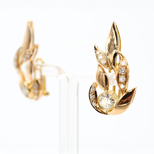 Boucles d'oreilles Boucles d'oreilles en or jaune en forme de feuille, serties d'un diamant ancien européen de 0,99 ct et pavées. 58 Facettes 21930