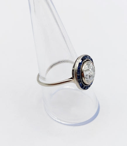 Bague 57.5 Bague cible art deco or blanc 18k diamant taille ancienne 2,40 carat et saphirs calibrés (circa 1920) 58 Facettes A06140