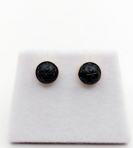 Boucles d'oreilles Puces d'oreilles antique or rose 18k cabochon de jais gravé d'étoiles (circa 1900) 58 Facettes A06158