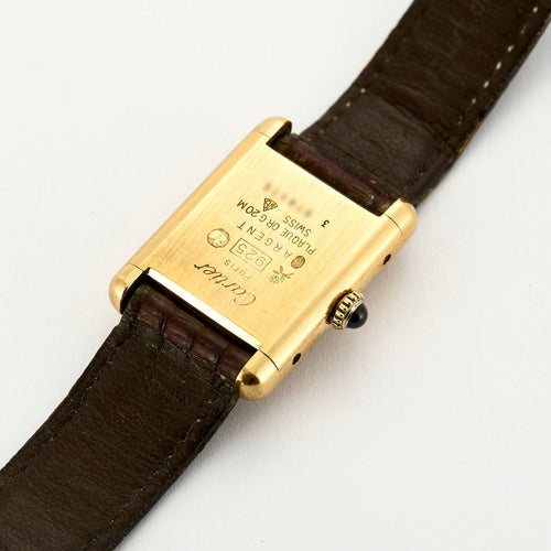 Montre CARTIER - Montre Modèle Tank Must en argent plaqué or cadran laqué rouge, écrin et garantie internationale Cartier. 58 Facettes