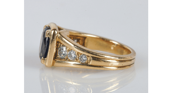 Bague 51 MAUBOUSSIN - Bague or jaune centrée d'un beau saphir 58 Facettes