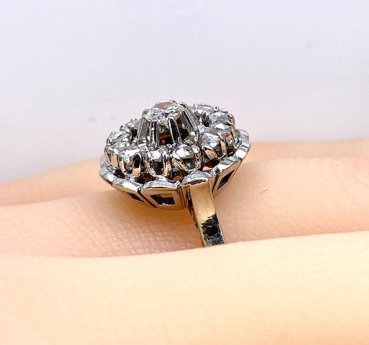 Bague 54 Bague marguerite en or blanc, platine et diamants 58 Facettes AB625