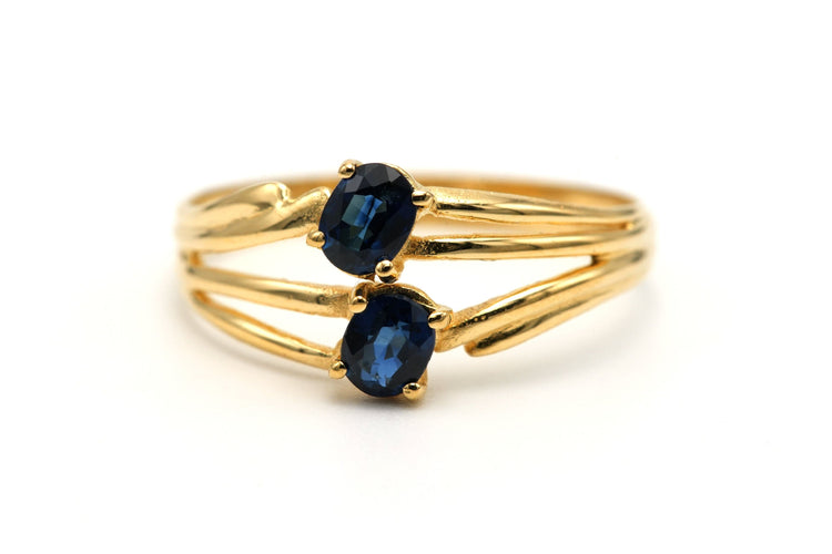 Bague 50 Bague contemporaine sertie de saphirs en or jaune 18 carats 58 Facettes 23172