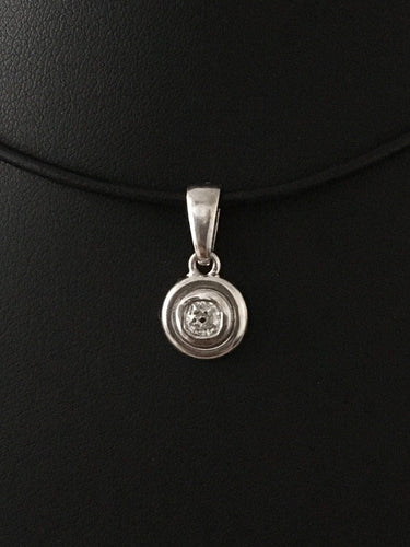 Pendentif Pendentif en or blanc serti d’un diamant 58 Facettes