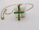 Pendentif Pendentif croix en or jaune avec émeraudes naturelles 58 Facettes 50141