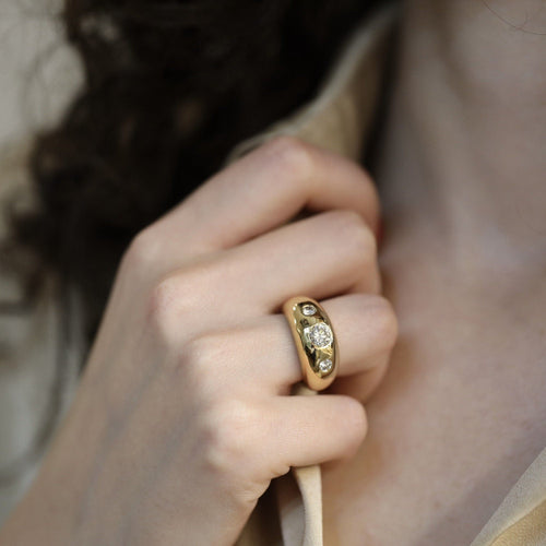 Bague 52 Bague Cartier Jonc en or jaune 18K avec trois diamants brillants - Vers 1990 - Taille 52 - Boite dorigine 58 Facettes FB10619