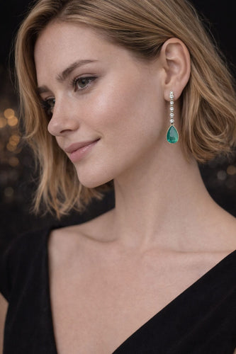 Boucles d'oreilles Boucles d'oreilles en or blanc et jaune ornées d'émeraudes taille poire et de diamants 58 Facettes 50375