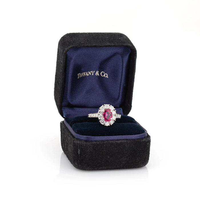51 Bague Tiffany & Co Burma Ruby Diamond des années 60 en platine 58 Facettes G13161
