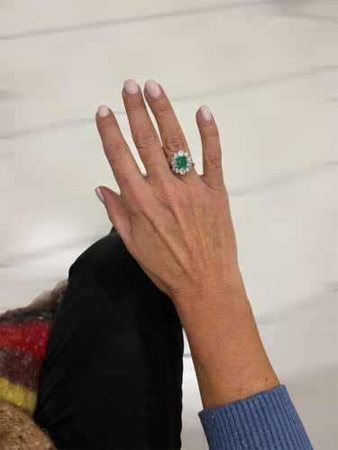 Bague 54.5 Bague en or blanc sertie d'une émeraude colombienne de 2 carats et d'un diamant. 58 Facettes