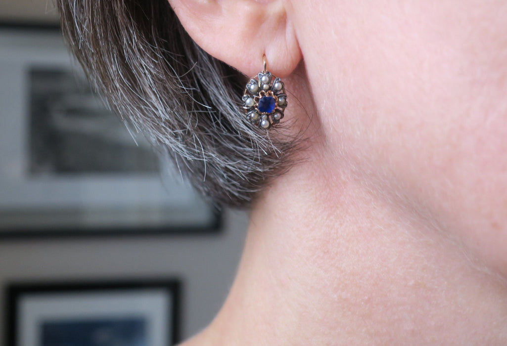 Boucles d’oreilles dormeuses marguerites saphir Verneuil perles