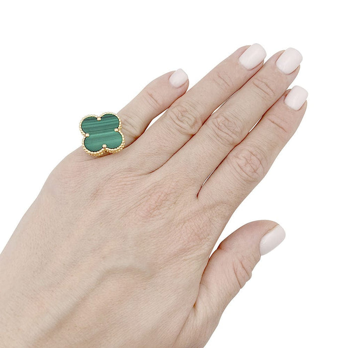 Bague 49 Bague Van Cleef & Arpels "Magic Alhambra" en or jaune, malachite. 58 Facettes 33693