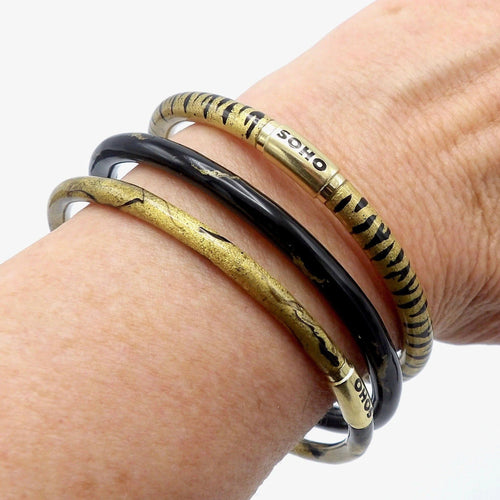Bracelet SOHO 18K Gold Enamel Golden Calligraphic Stripe Bangle Bracelet 58 Facettes