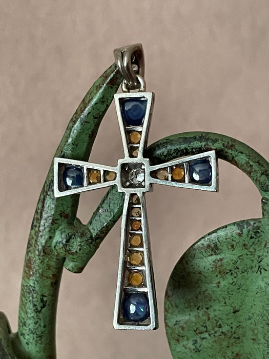 Croix en pendentif or blanc diamants et saphirs