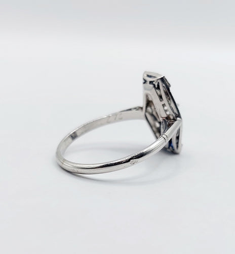 Bague 53.5 Bague marquise art deco or blanc 18k et platine ornée de diamants taille roses et de saphir calibrés dans une monture géométrique 58 Facettes A04976