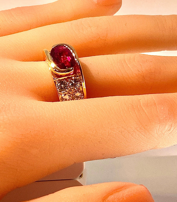 Bague 58 Bague or jaune rubis 2,25 carats et 10 diamants 58 Facettes AB412