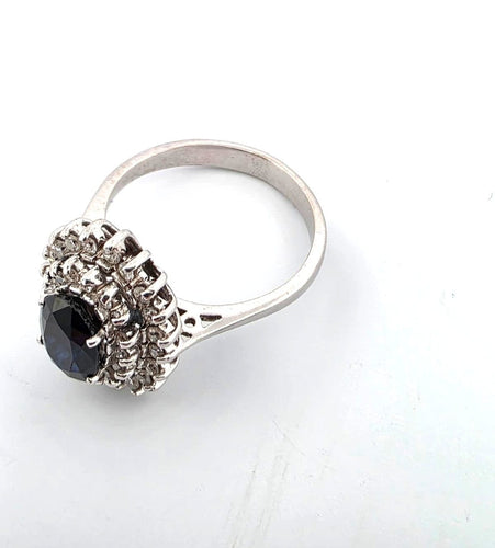 Bague vintage en or blanc 18 carats avec centre et bordure sertie de saphirs et de diamants