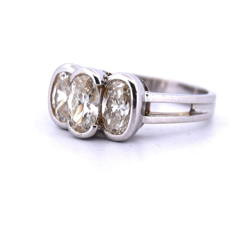 Bague 52 Bague en or blanc, diamants ovales, années 1950 58 Facettes