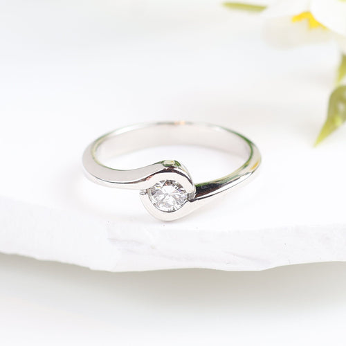 Bague 51 Solitaire en diamant serti sur or blanc 18 carats 58 Facettes 159/24J