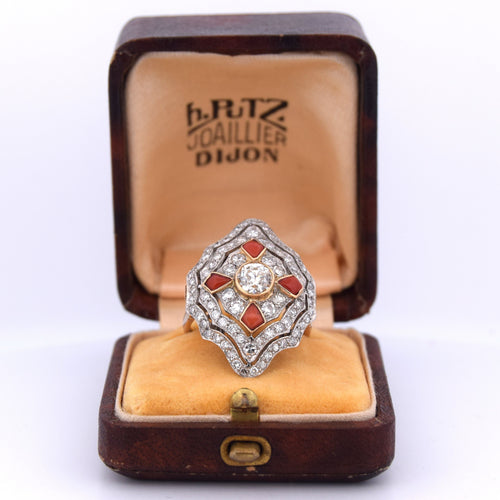 Bague 57 Bague en platine et or jaune avec corail et diamants 58 Facettes