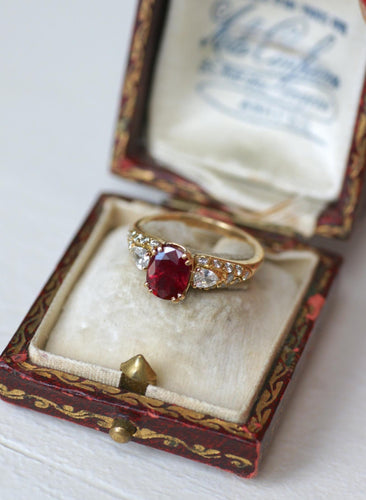 Bague 54 Bague or jaune, rubis et diamant poire 58 Facettes